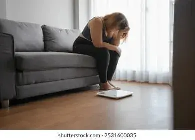 femme pres de la balance, hesitant a se peser, cycle des tentatives